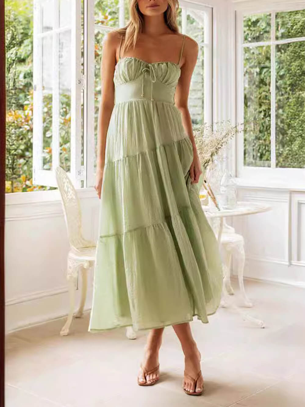 Vestido de alças sem mangas, com costas descobertas, atilhos e patchwork