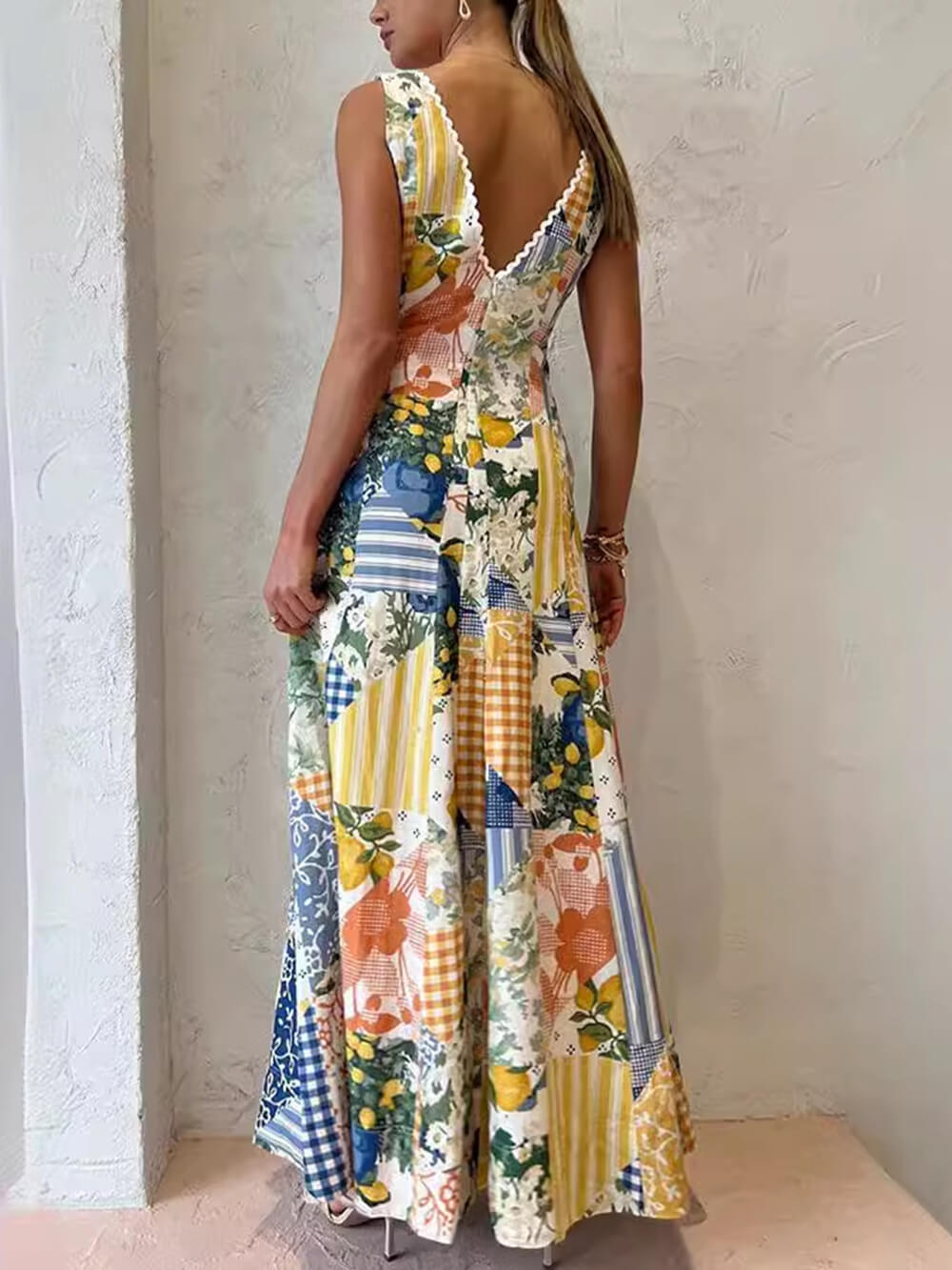Vestido casual sem mangas com decote em V amplo e estampado