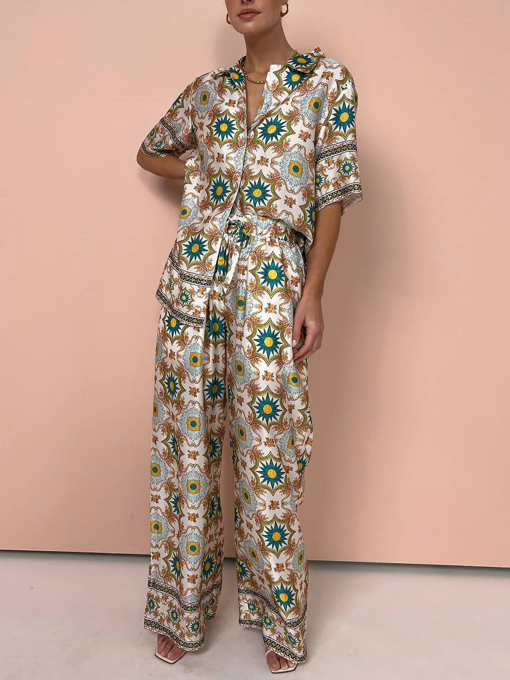 Completo a due pezzi in stile etnico, con top casual alla moda e pantaloni a gamba larga
