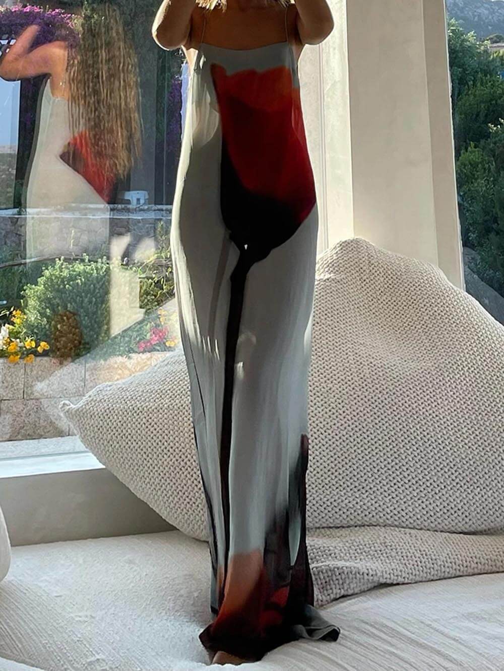 Vestido maxi evasé para férias, com alças finas e padrão abstrato de tulipas