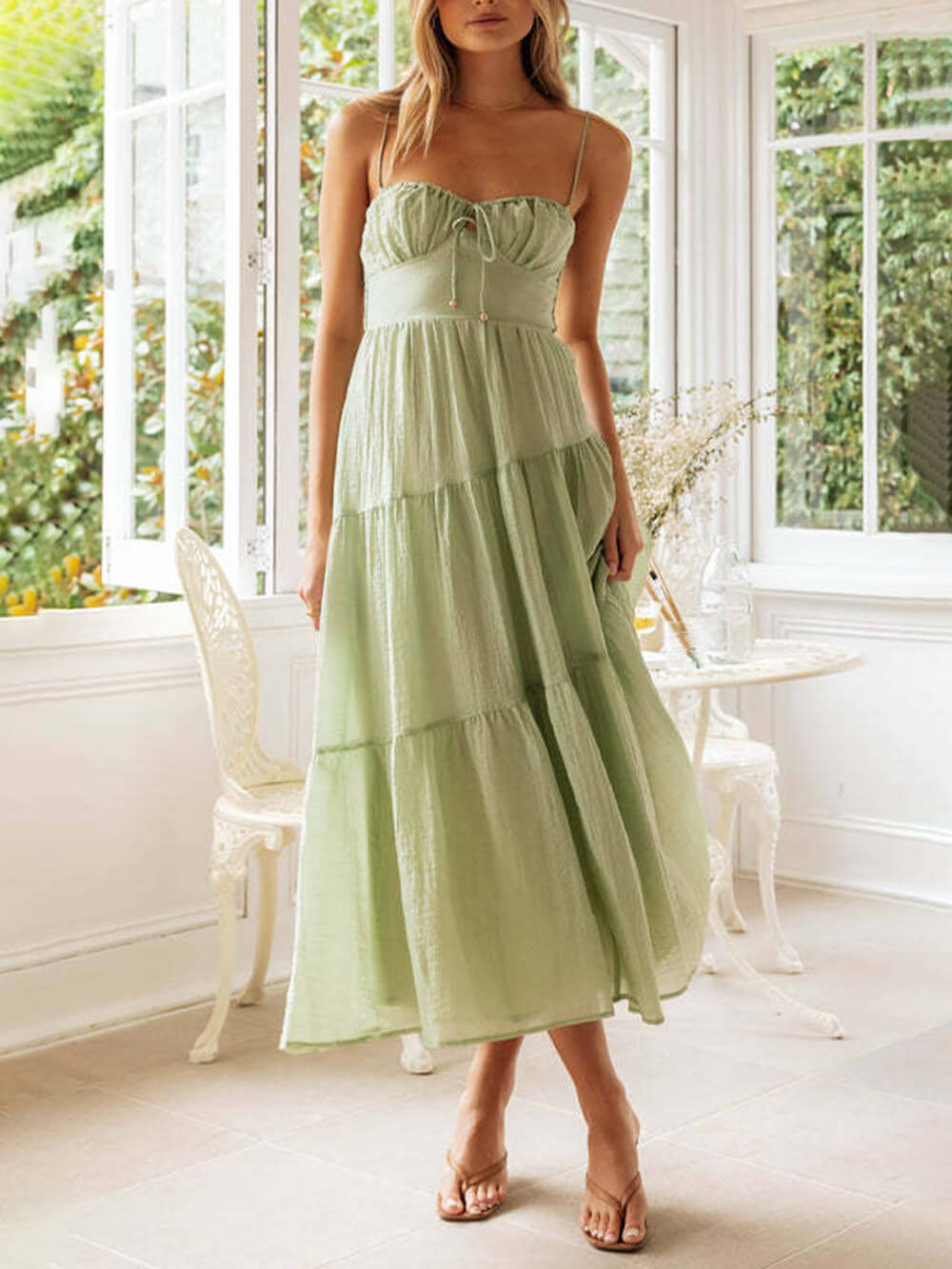 Vestido de alças sem mangas, com costas descobertas, atilhos e patchwork