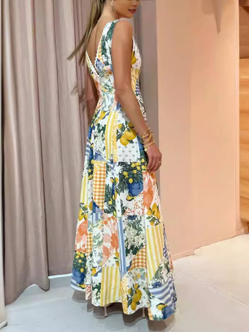 Vestido casual sem mangas com decote em V amplo e estampado