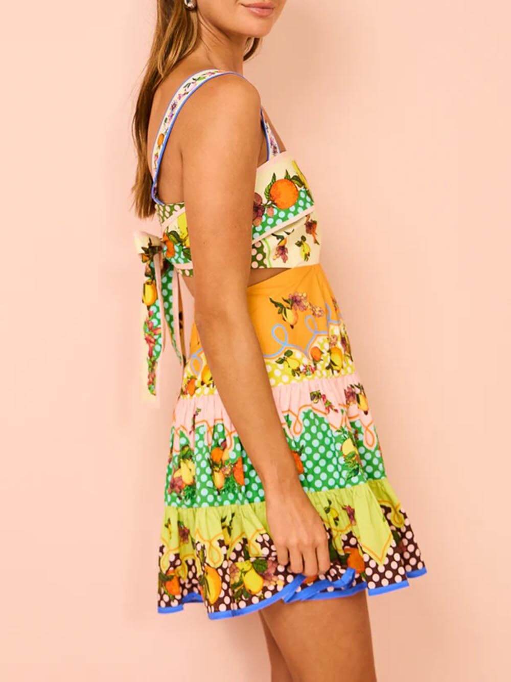 Vestido mini de verão multicolorido com limões e bainha plissada