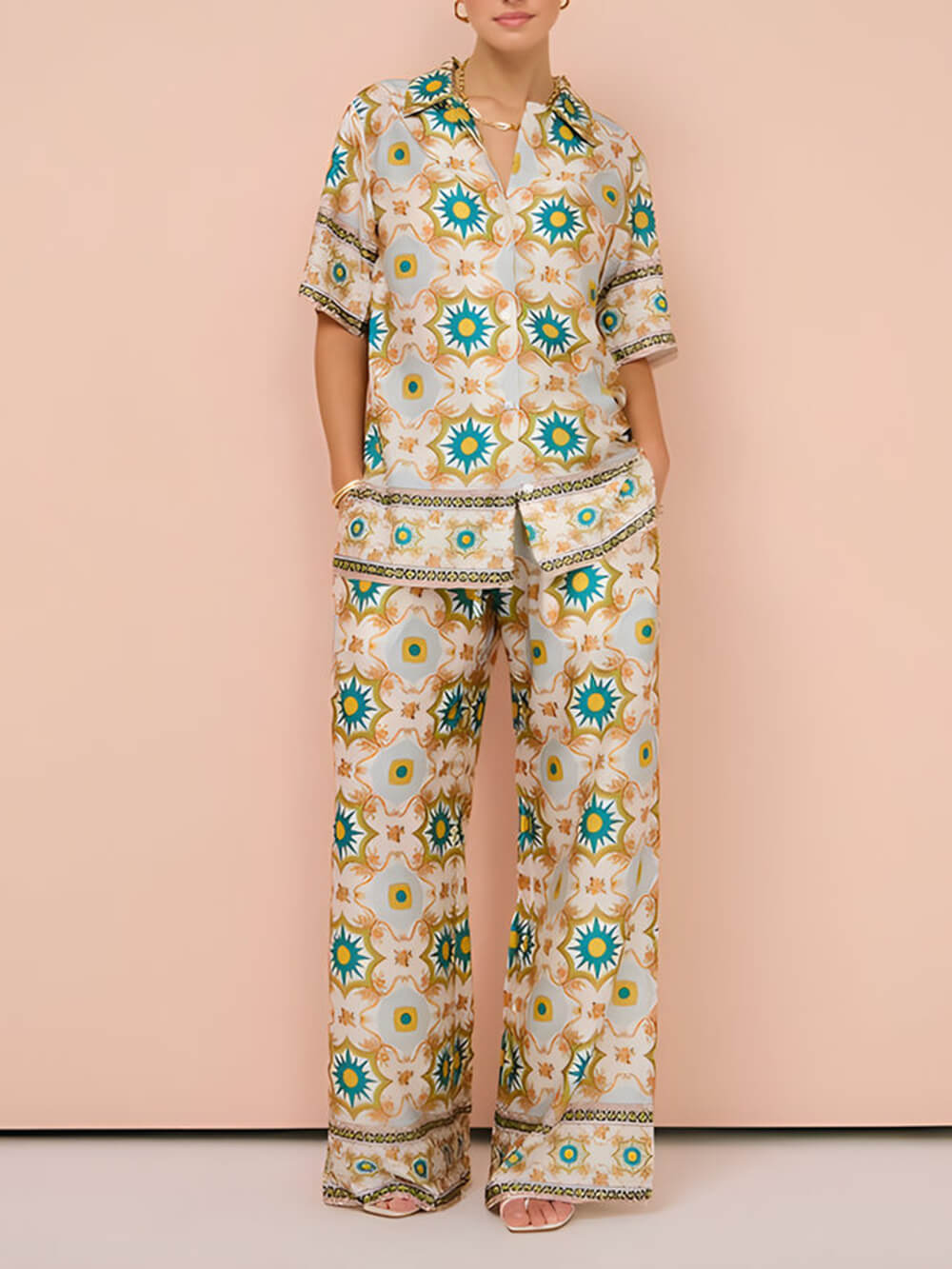 Fato de duas peças com estampado étnico, composto por top casual elegante e calças de perna larga