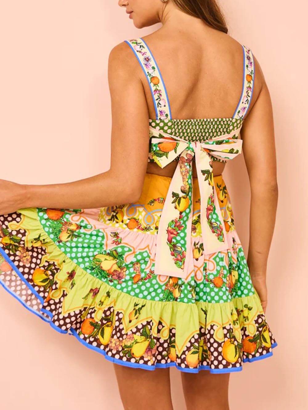 Vestido mini de verão multicolorido com limões e bainha plissada