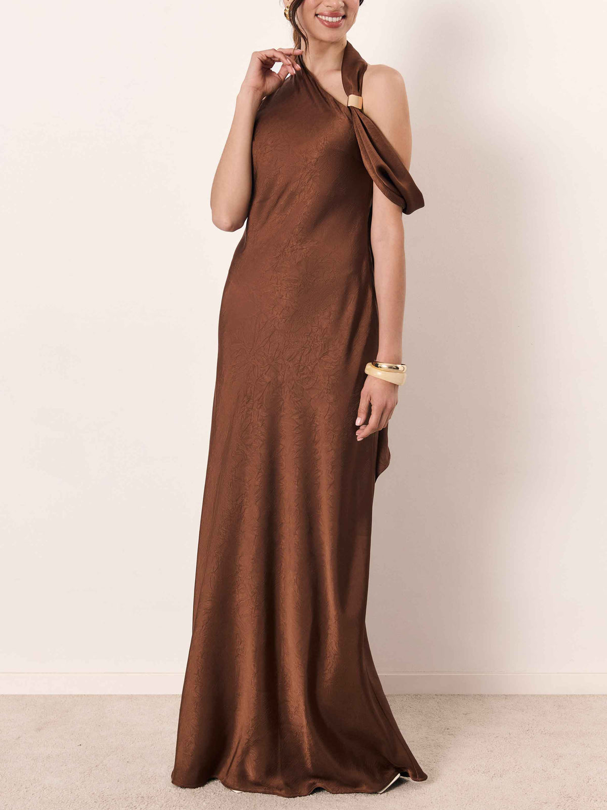 Vestido largo elegante de satén, bronce y de un solo hombro