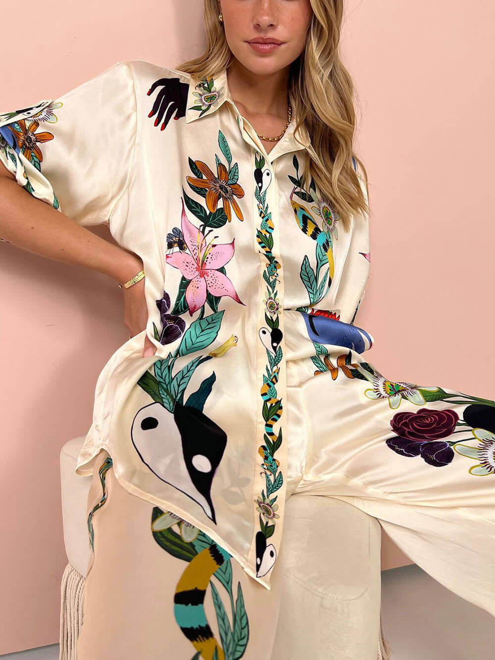 Blusa extragrande de satén con botones y estampado exclusivo, de estilo moderno y sofisticado