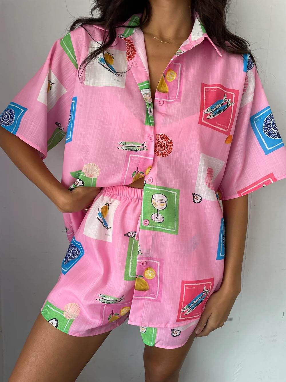 Conjunto informal de camisa estampada con cordones y shorts elásticos