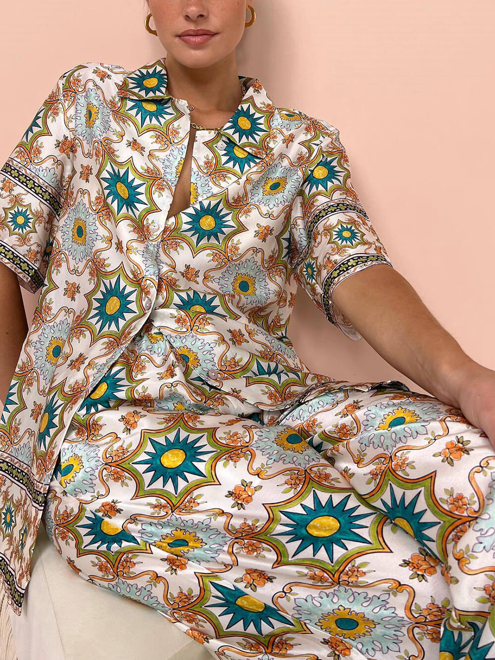 Completo a due pezzi in stile etnico, con top casual alla moda e pantaloni a gamba larga