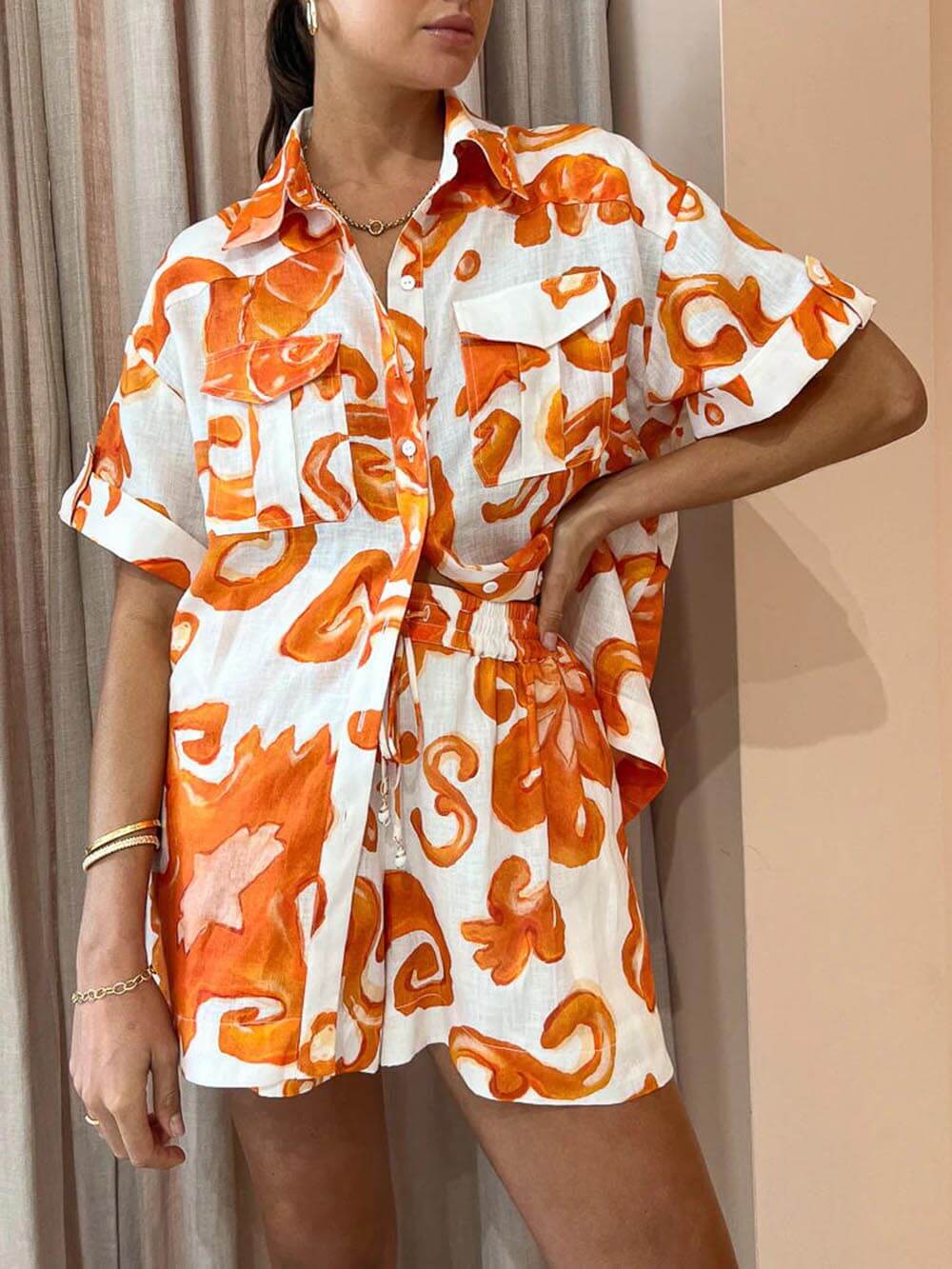 Conjunto de camisa larga com lapelas e calções com estampado exclusivo