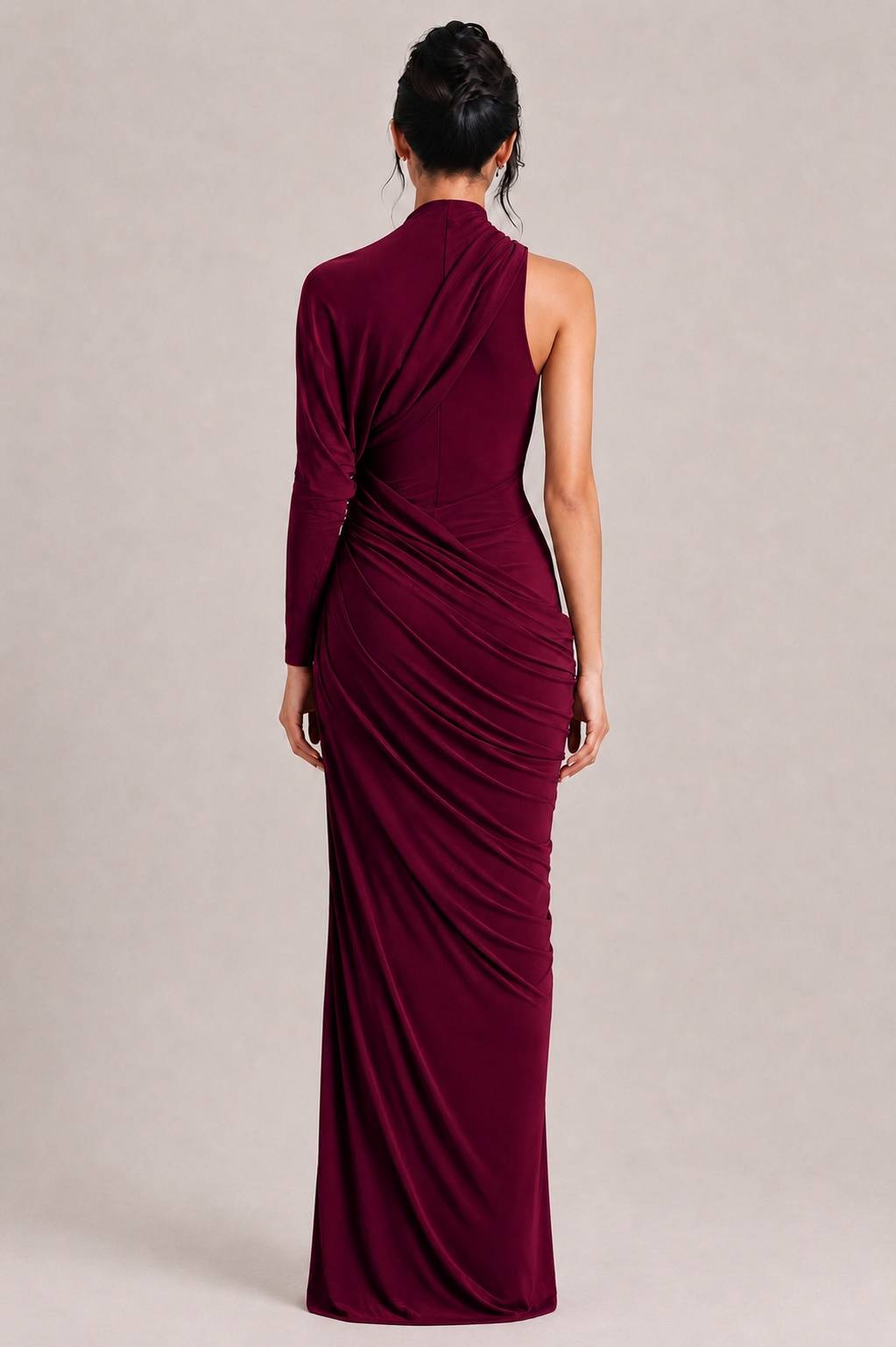 Elegantes asymmetrisches Maxikleid mit einem Ärmel und Drapierung