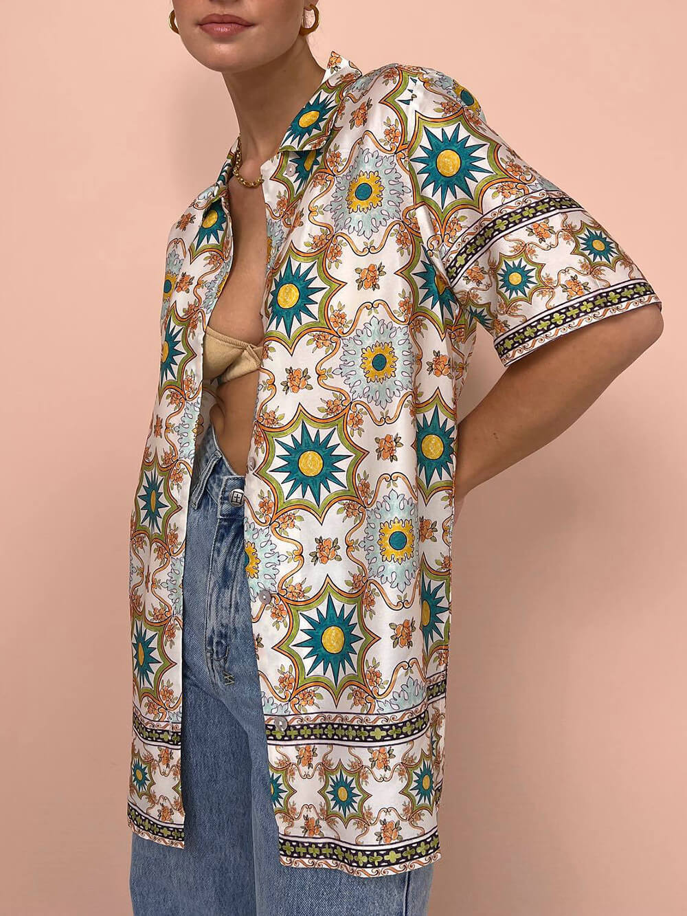 Fato de duas peças com estampado étnico, composto por top casual elegante e calças de perna larga