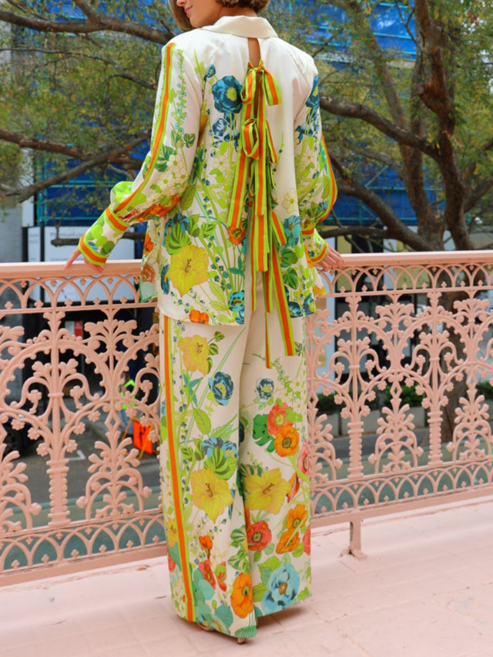 Pantalones holgados de pierna ancha con bolsillos y estampado floral