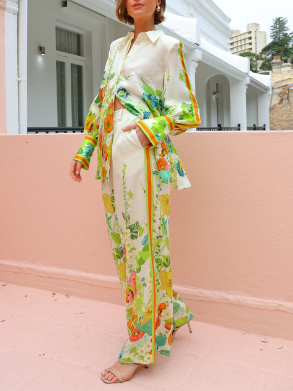 Pantalones holgados de pierna ancha con bolsillos y estampado floral
