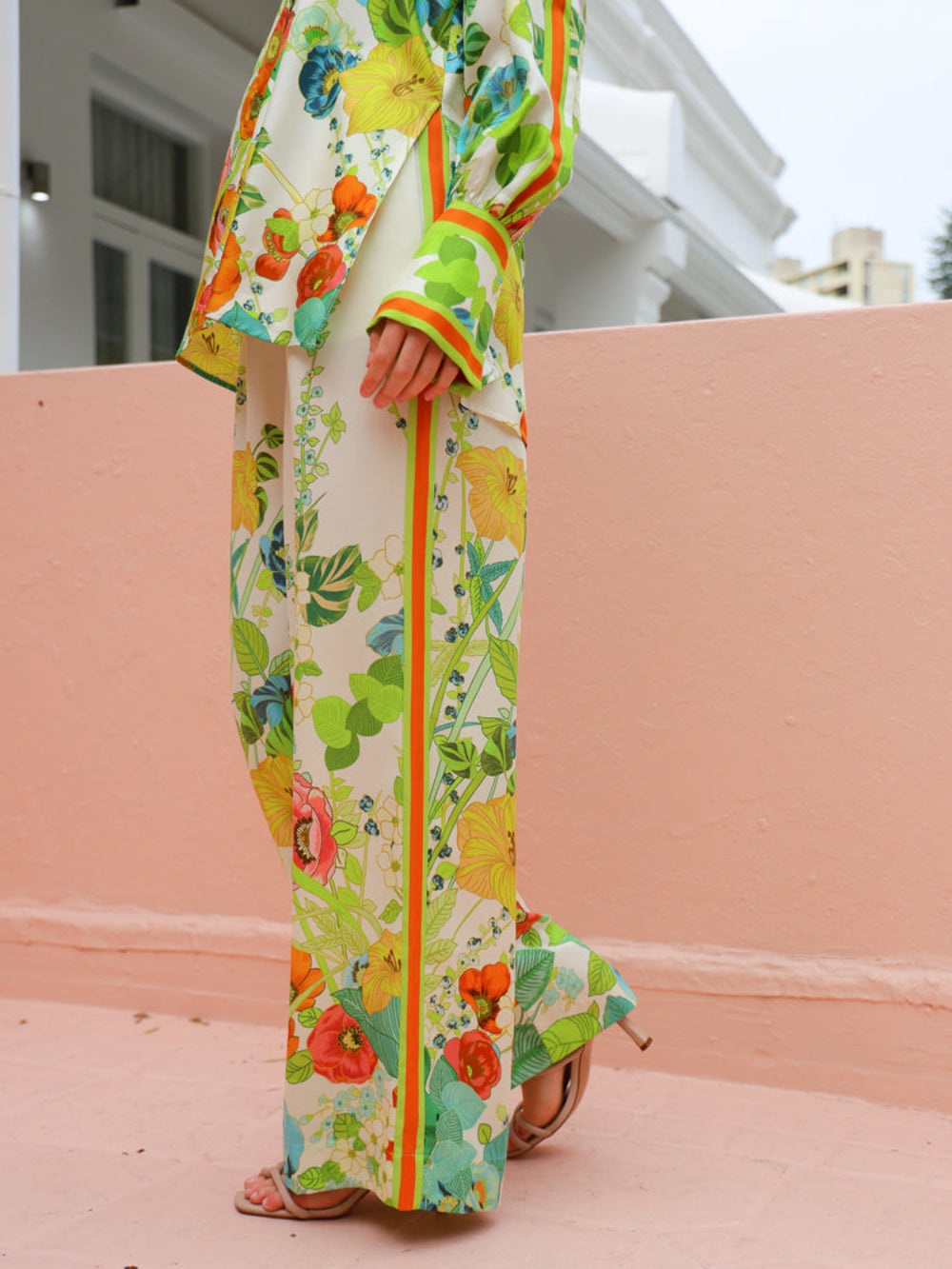Pantalones holgados de pierna ancha con bolsillos y estampado floral