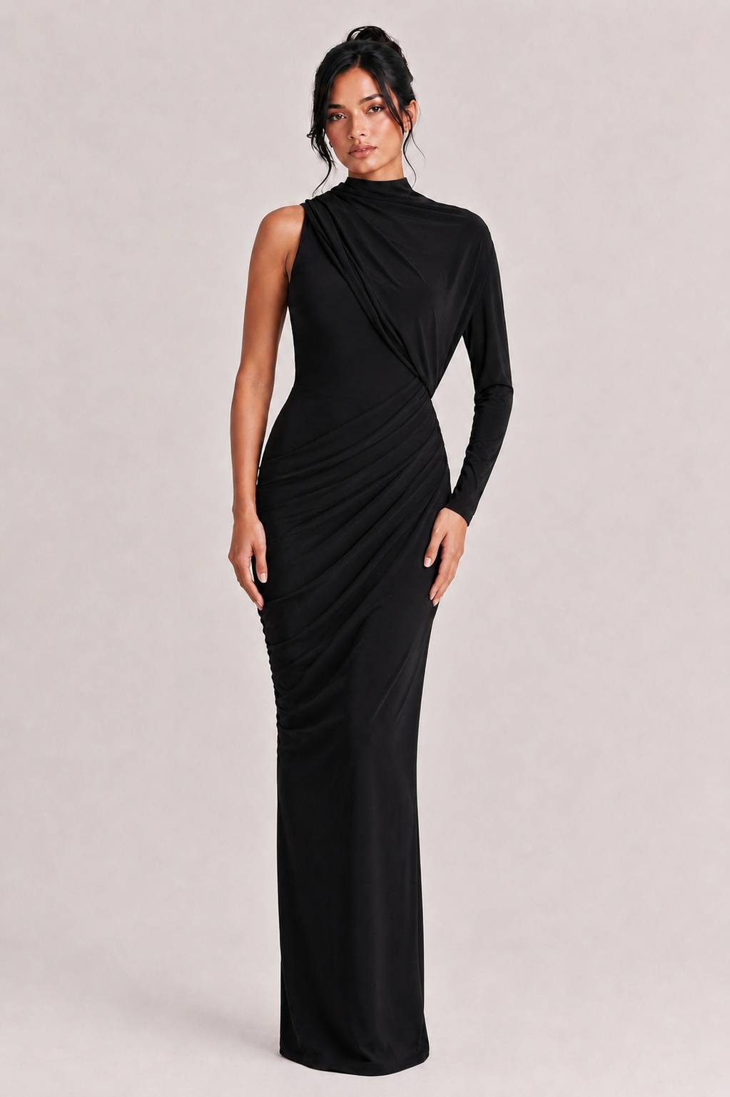 Elegantes asymmetrisches Maxikleid mit einem Ärmel und Drapierung