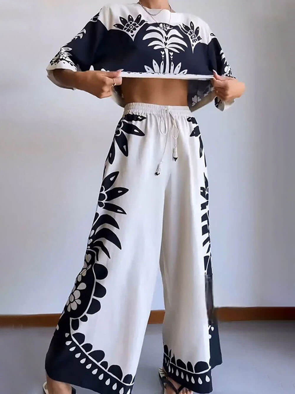 Traje holgado de manga corta con estampado étnico