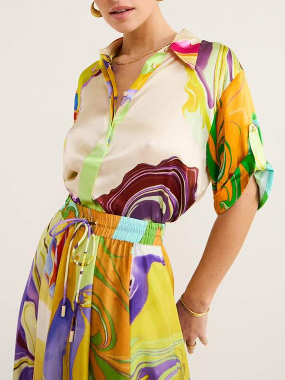 Modernes Set aus Satinbluse und Rock mit Print
