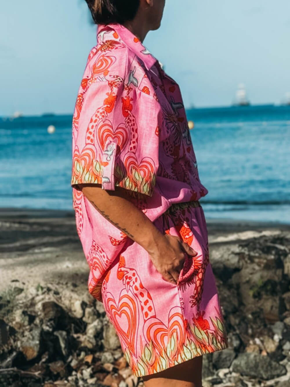 Completo camicia e pantaloncini da vacanza, con esclusiva stampa etnica