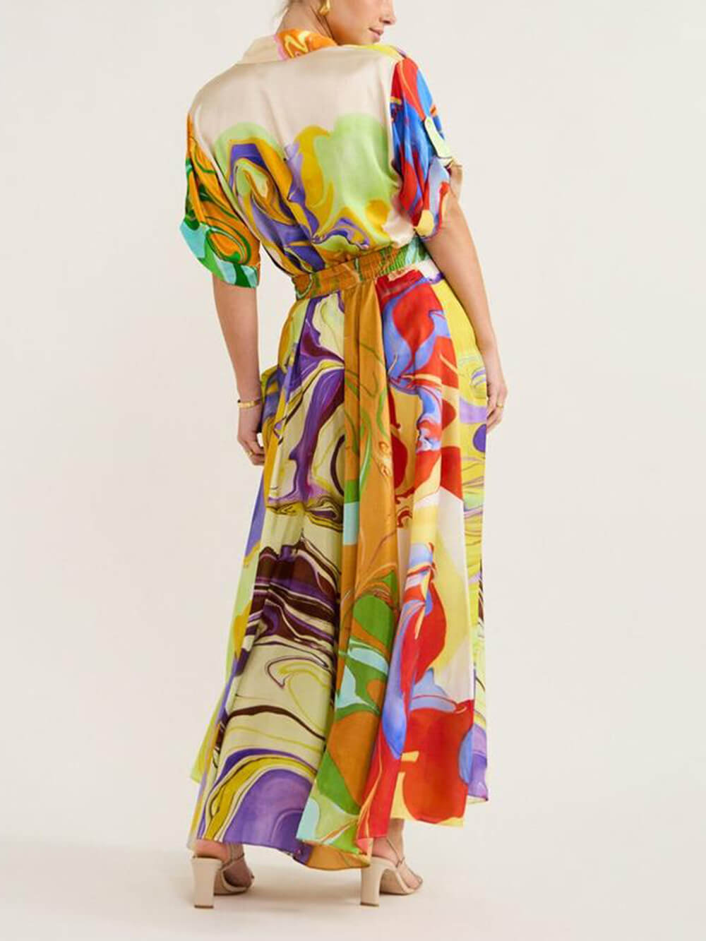 Modernes Set aus Satinbluse und Rock mit Print