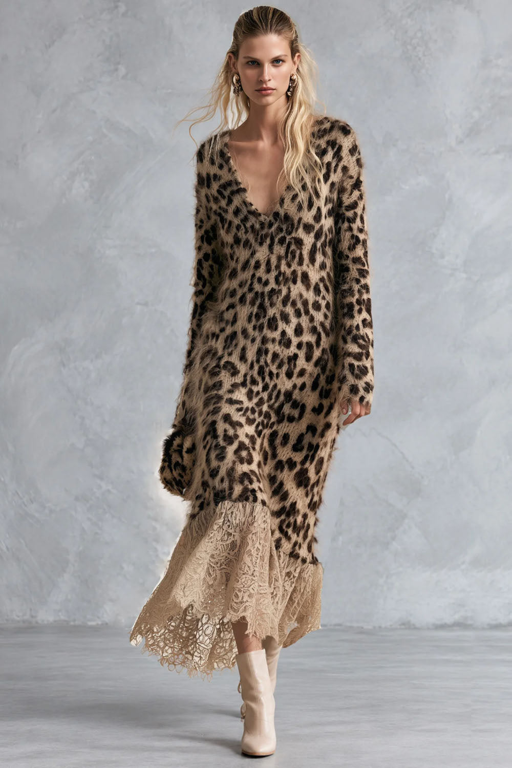 Abito maxi in maglia a collo a V con stampa leopardata e bordo in pizzo, con pelo lungo