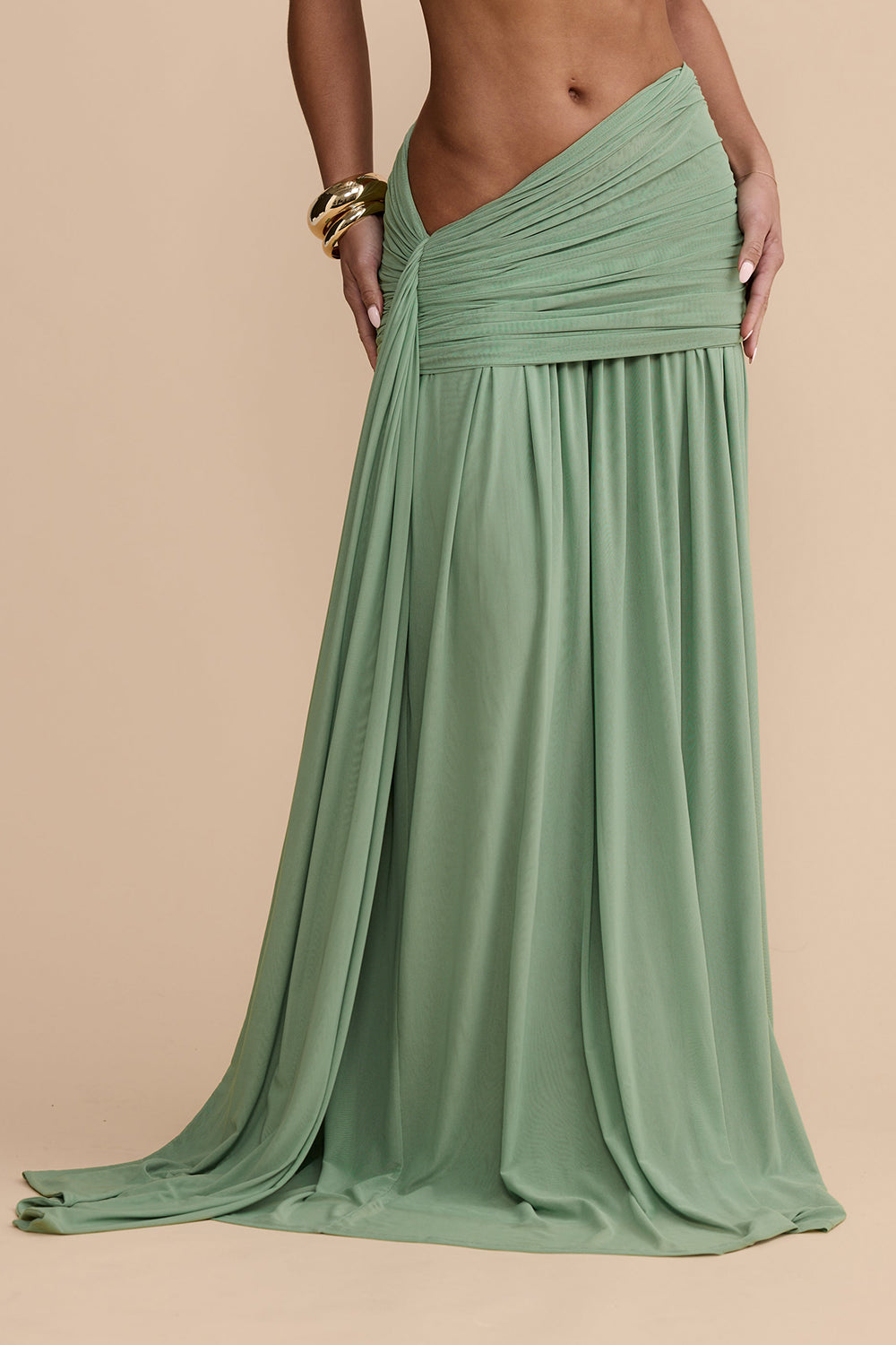 Completo da donna a due pezzi con top corto in mesh arricciato con spalle scoperte e gonna lunga