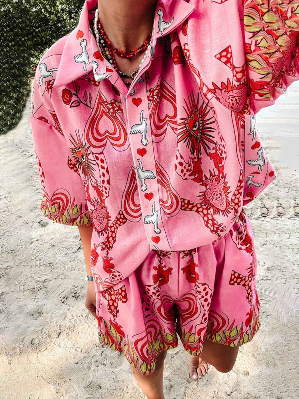 Completo camicia e pantaloncini da vacanza, con esclusiva stampa etnica