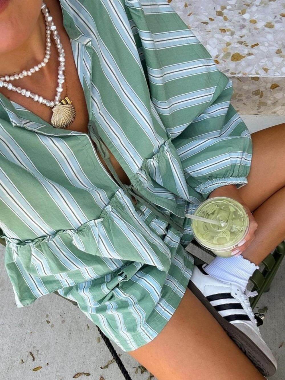 Conjunto holgado de camisa y shorts con estampado de rayas y diseño de retazos