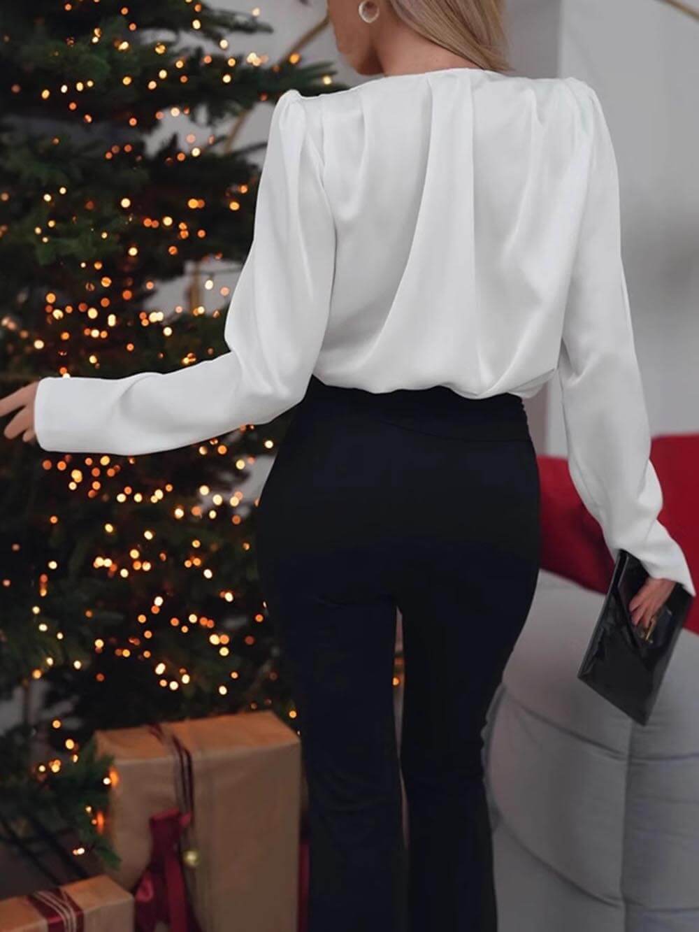 Camisa elegante de cetim, com decote em V, mangas compridas e aplicação floral