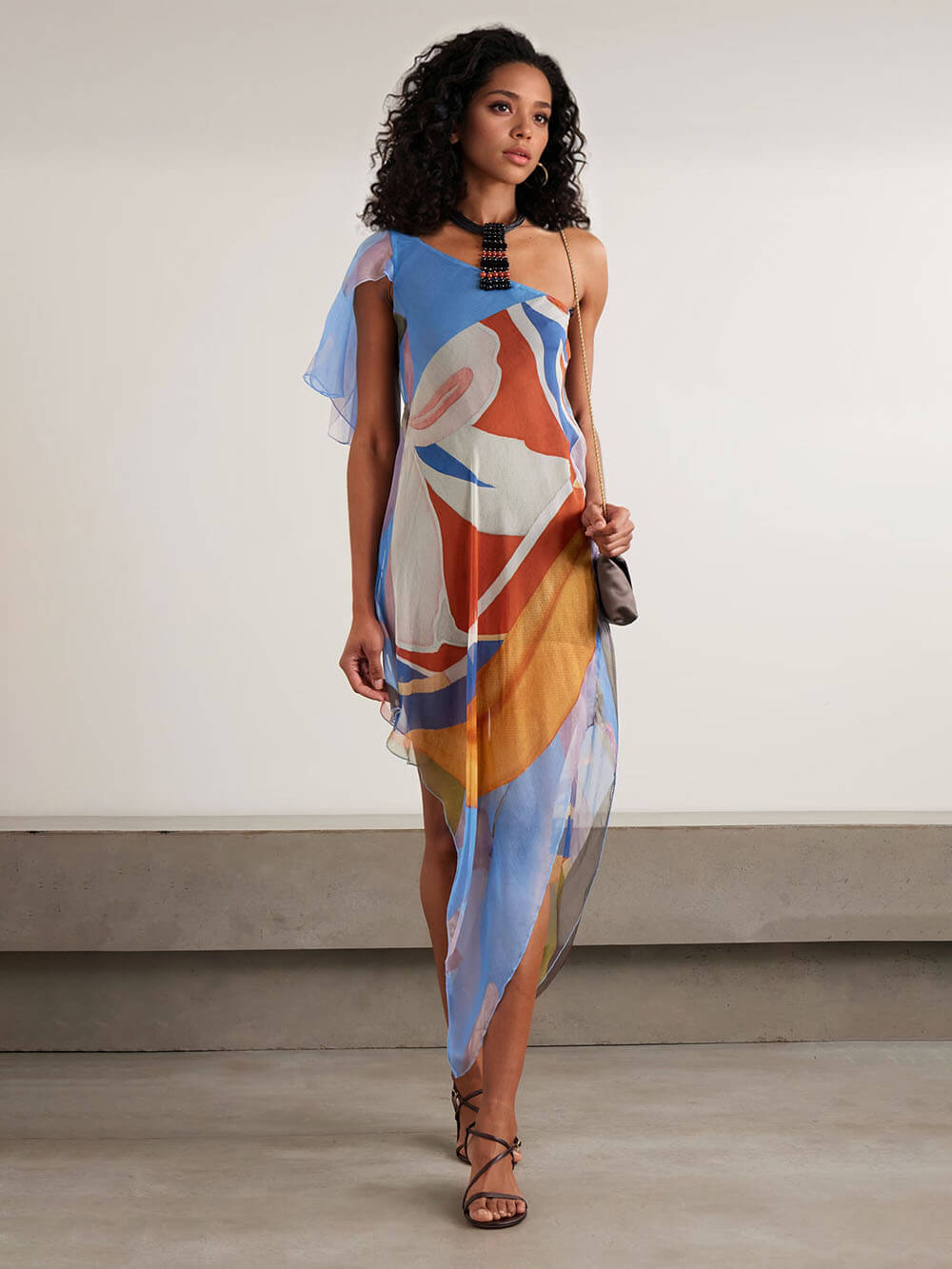 Einzigartiges asymmetrisches Chiffon-Midikleid mit Print und einem Schulterträger