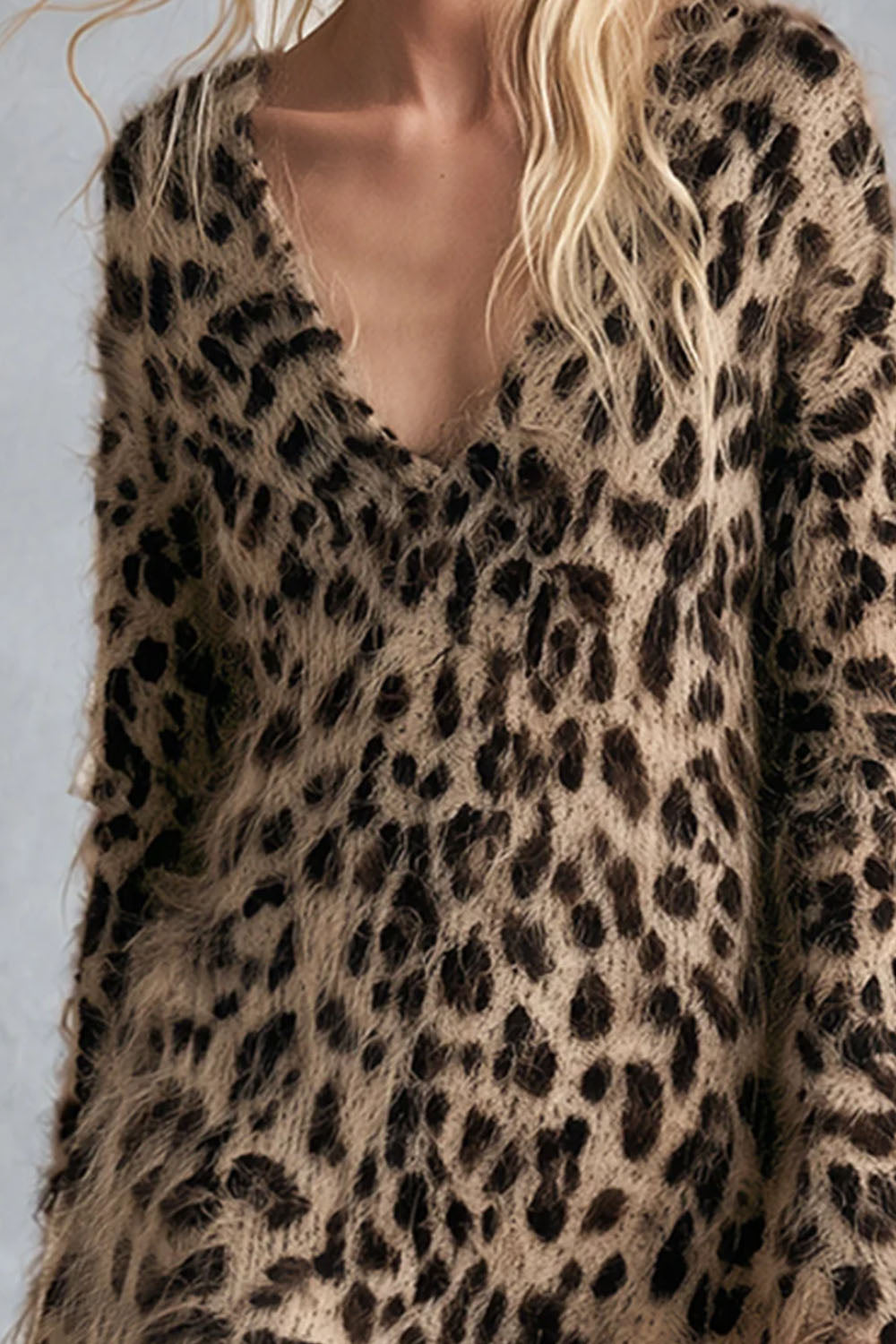Abito maxi in maglia a collo a V con stampa leopardata e bordo in pizzo, con pelo lungo