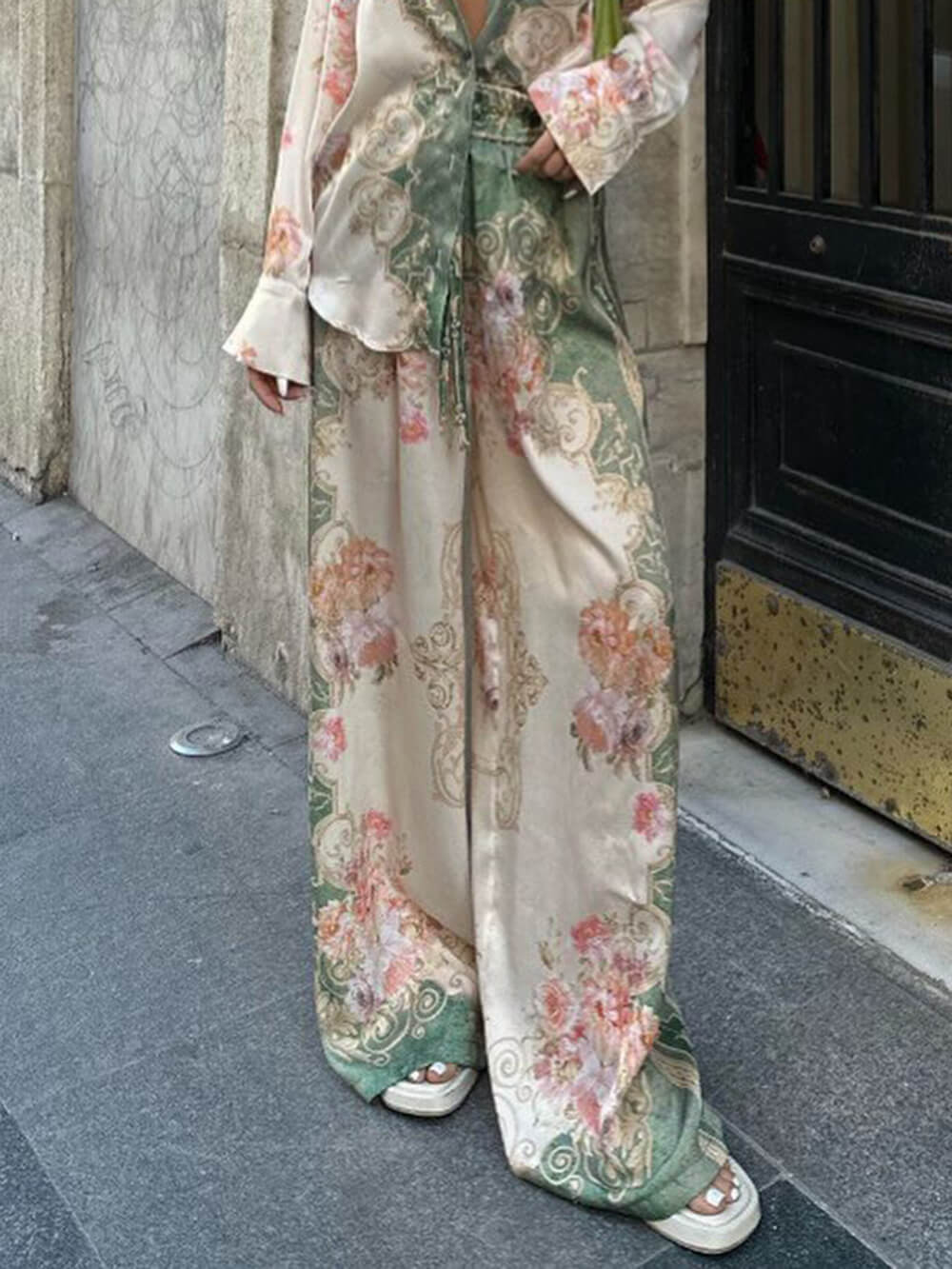 Calças de perna larga com estampado floral original, corte solto e cintura elástica