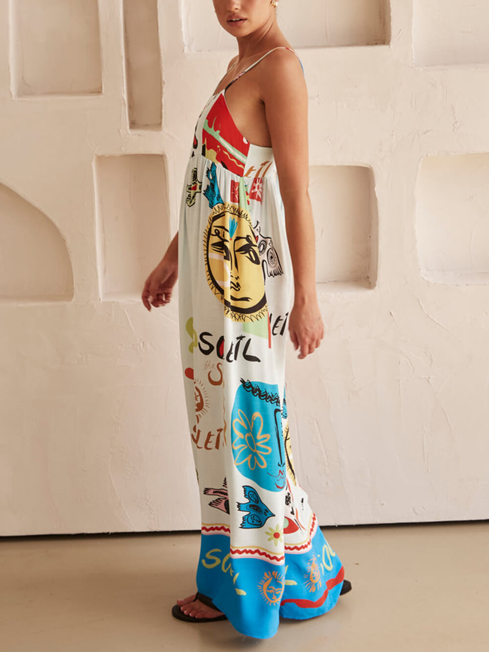 Vestido largo de satén con estampado exclusivo y un toque refinado