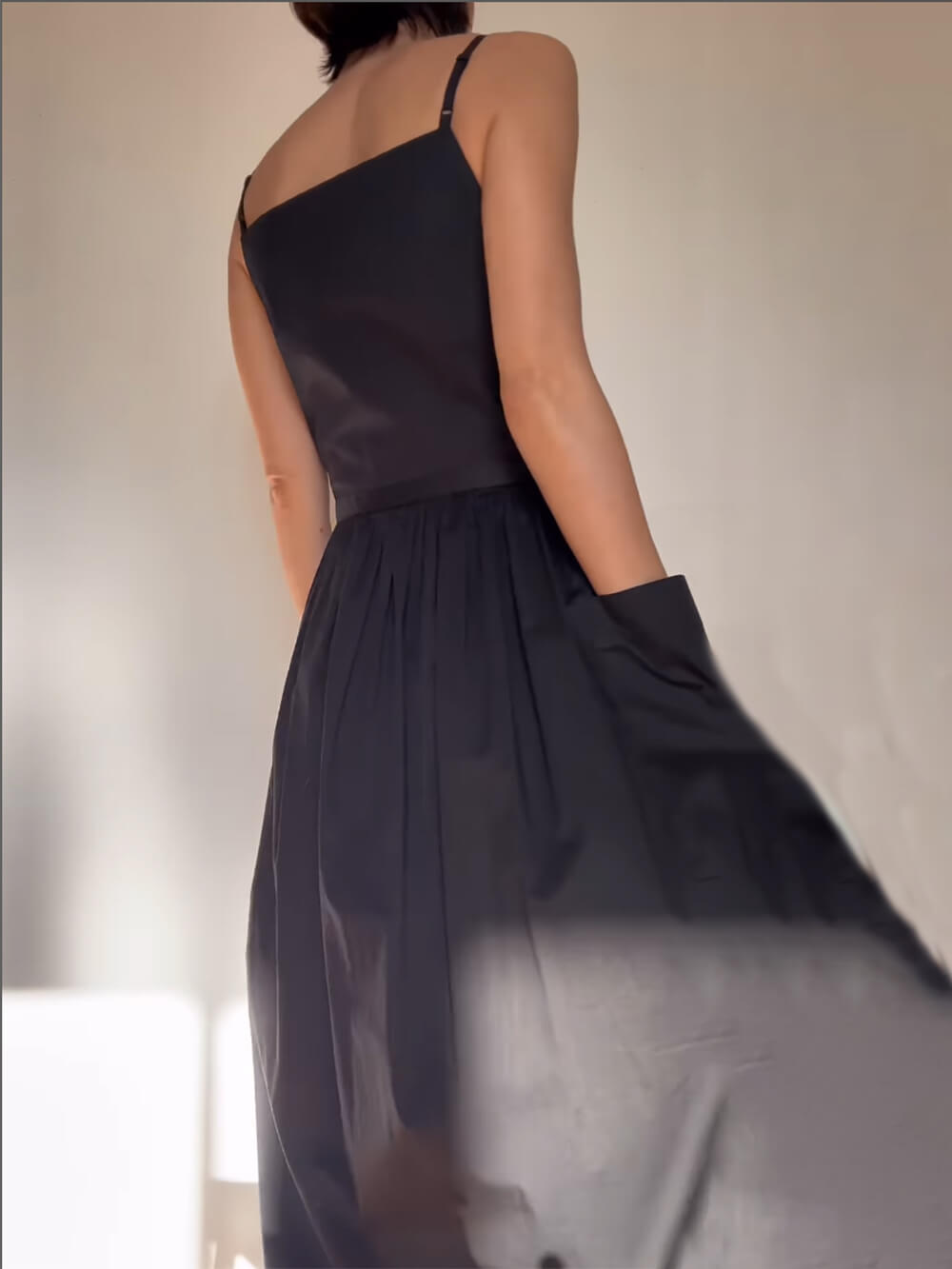 Vestido chaleco único con abertura lateral, cordones y bolsillos