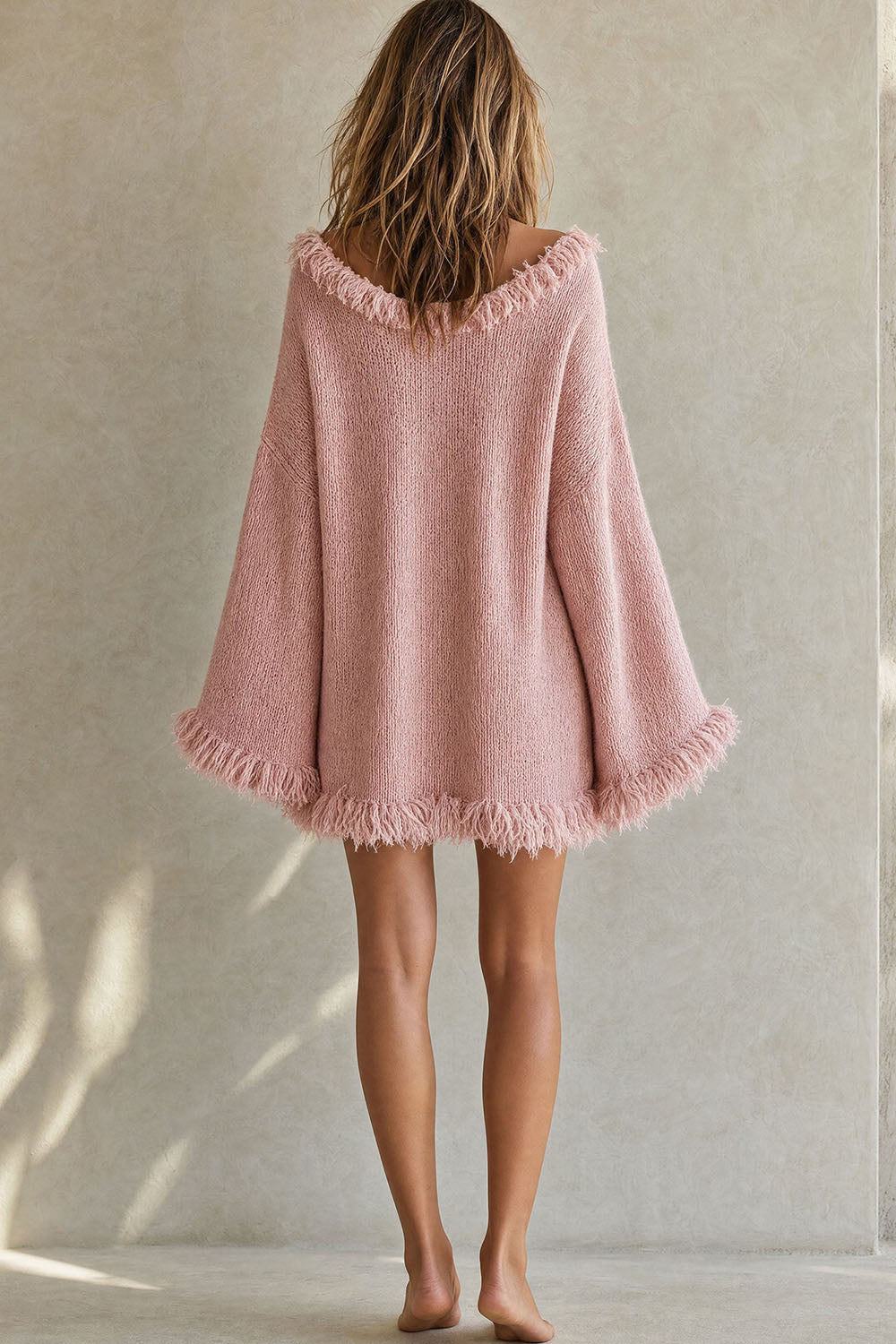 Minivestido de punto oversize con flecos y escote en V