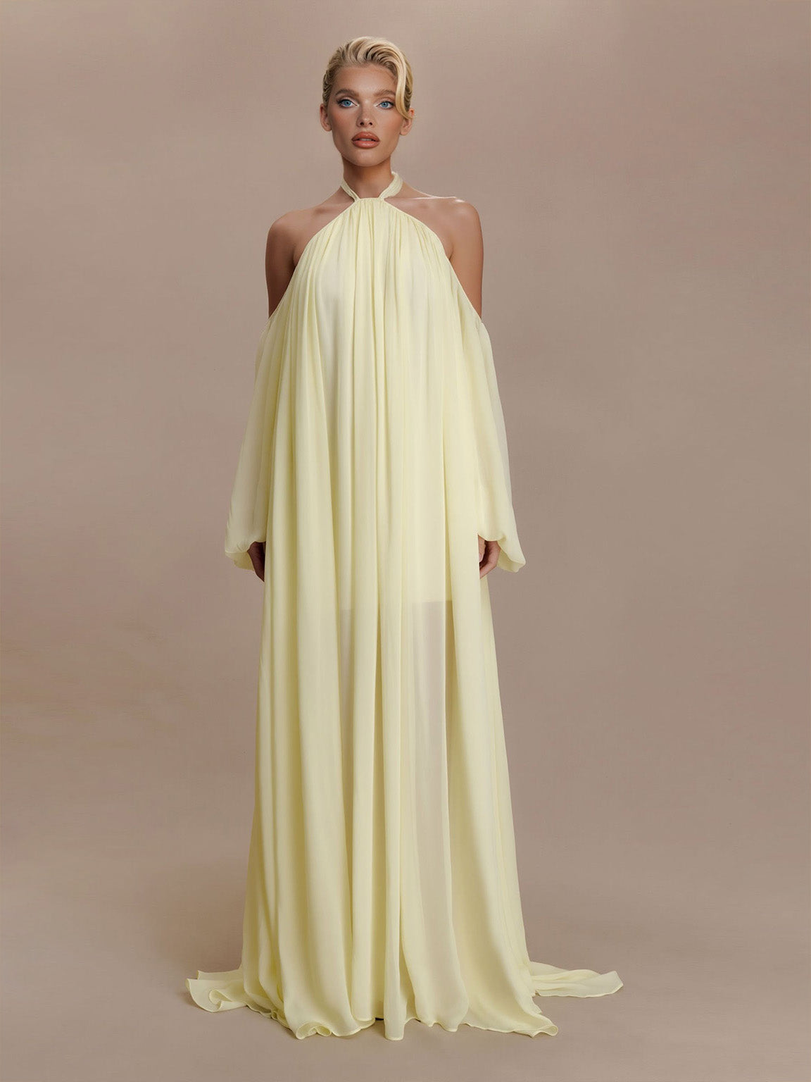 Vestido largo elegante de gasa drapeada con cuello halter