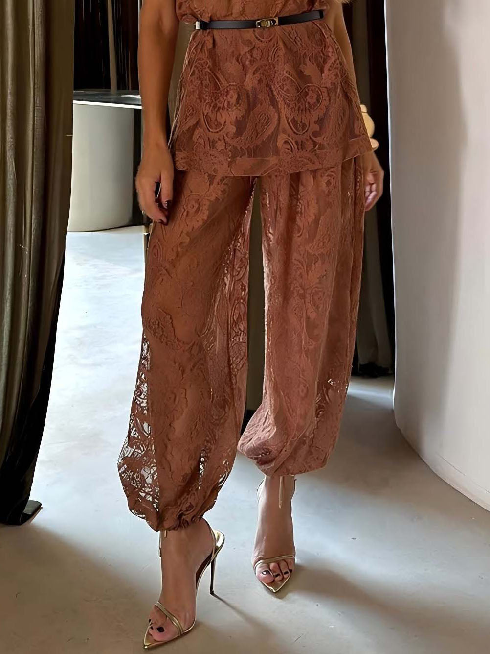 Elegantes Set aus transparentem Spitzentop mit kurzen Ärmeln und Hose mit weitem Bein