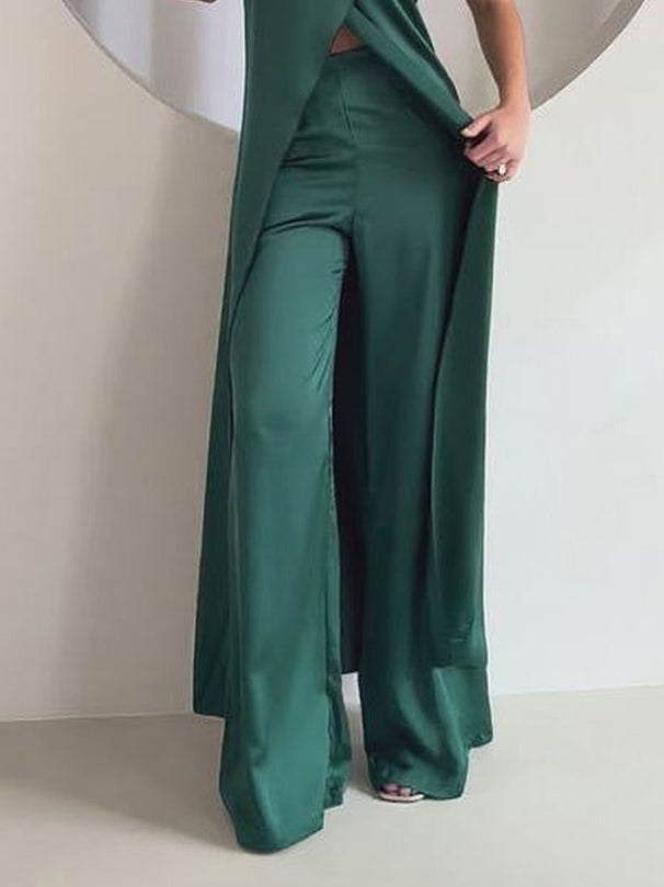 Conjunto elegante de duas peças, com top cai-cai de cetim e calças
