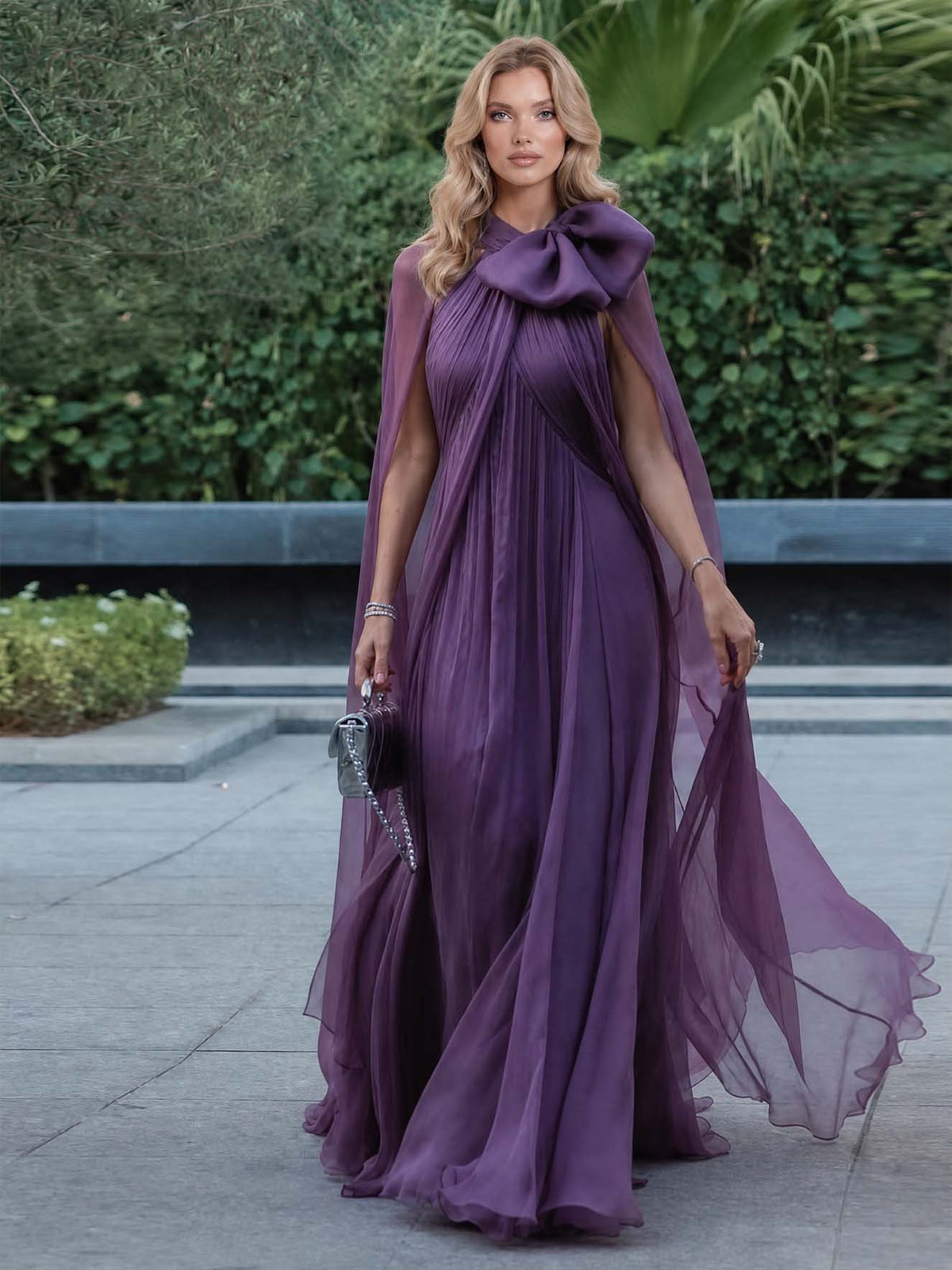 Elegante abito lungo con mantella in chiffon trasparente e fiocco
