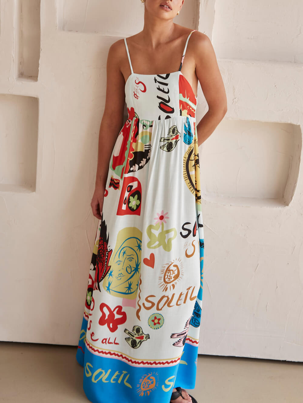 Vestido largo de satén con estampado exclusivo y un toque refinado