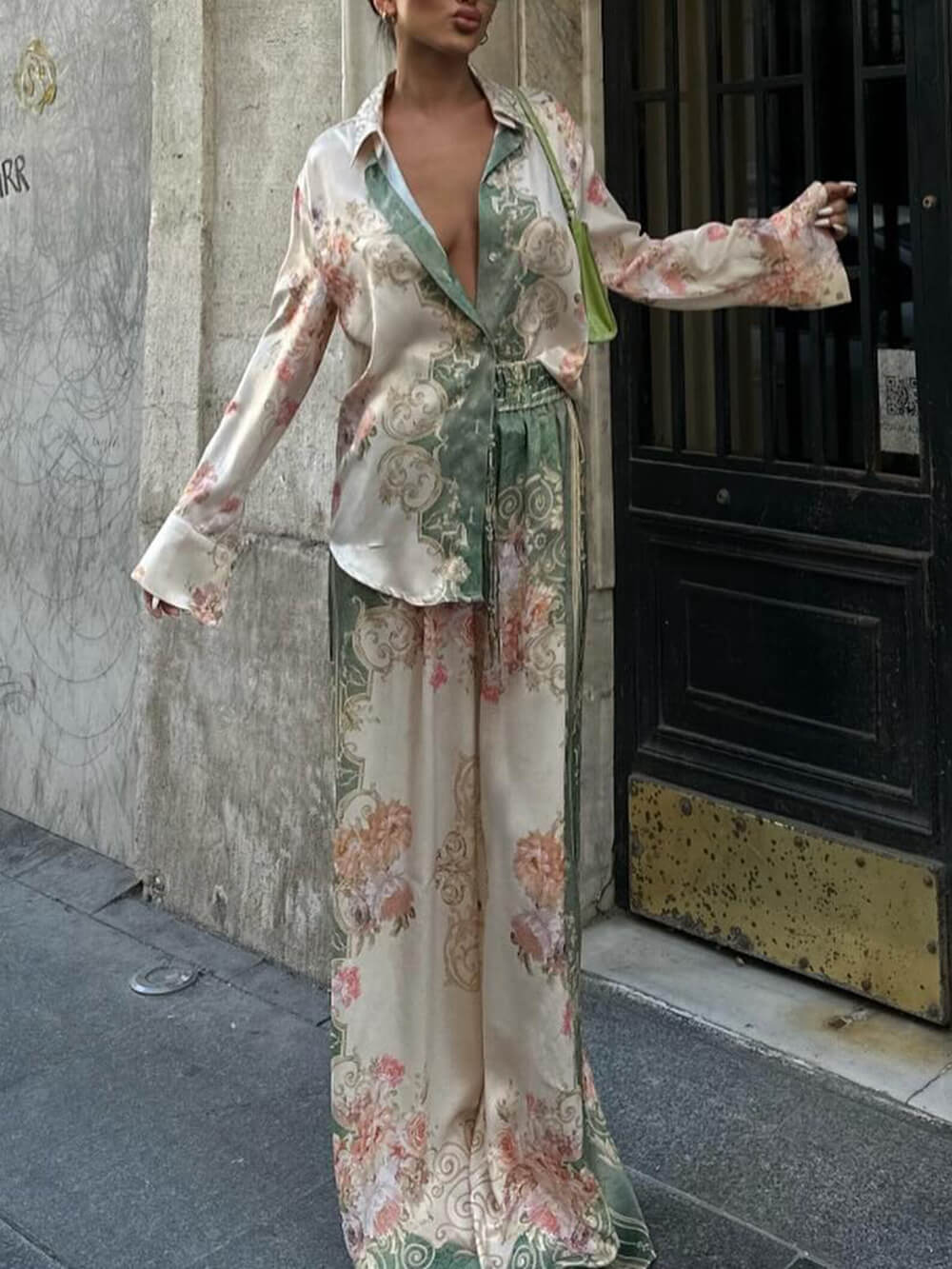 Calças de perna larga com estampado floral original, corte solto e cintura elástica
