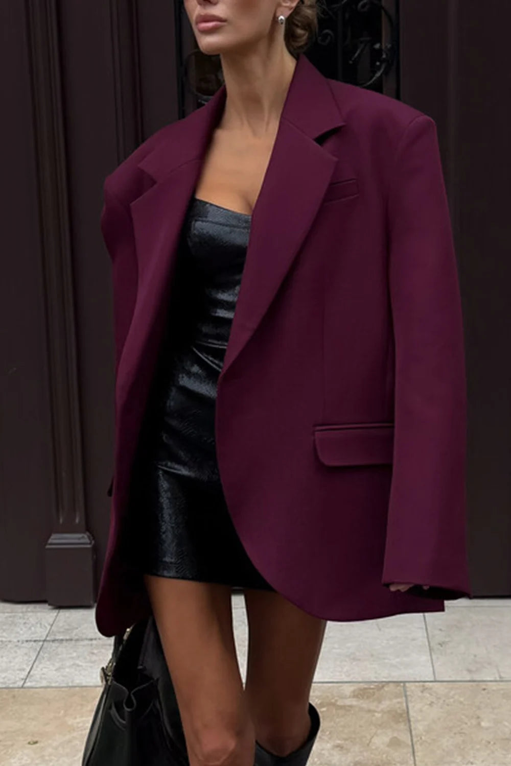 Blazer oversized cor de vinho para mulher, com abotoamento simples e lapelas de bico