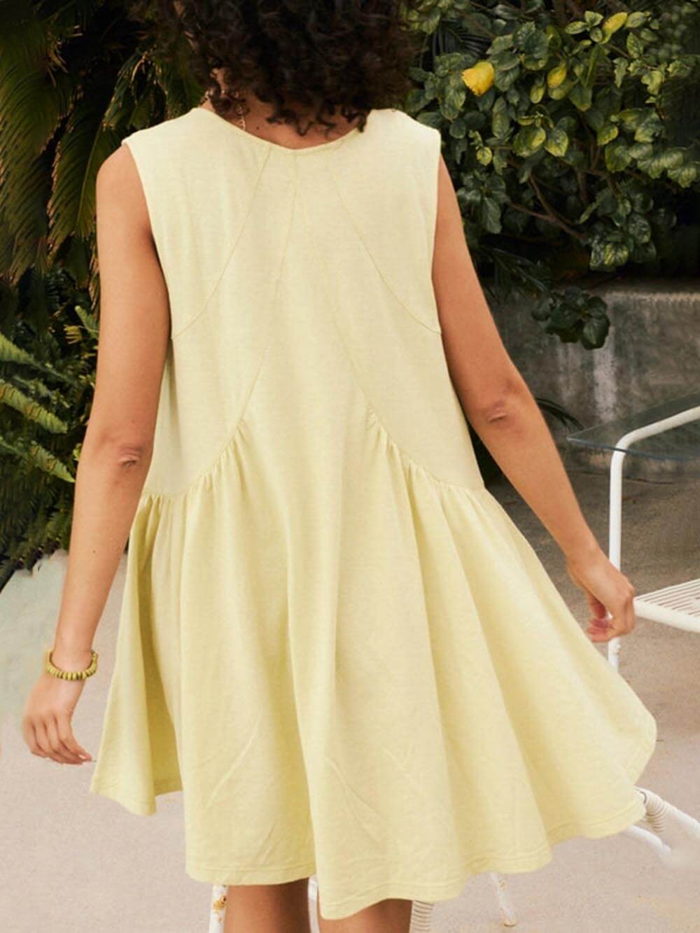 Mini-Trägerkleid mit tiefem V-Ausschnitt und breiten Trägern