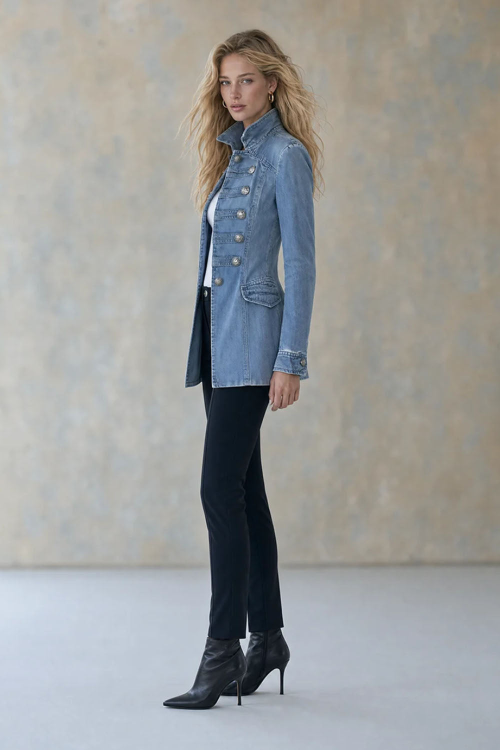 Giacca di jeans da donna dal lavaggio chiaro, aderente e in stile militare, con bottoni decorativi