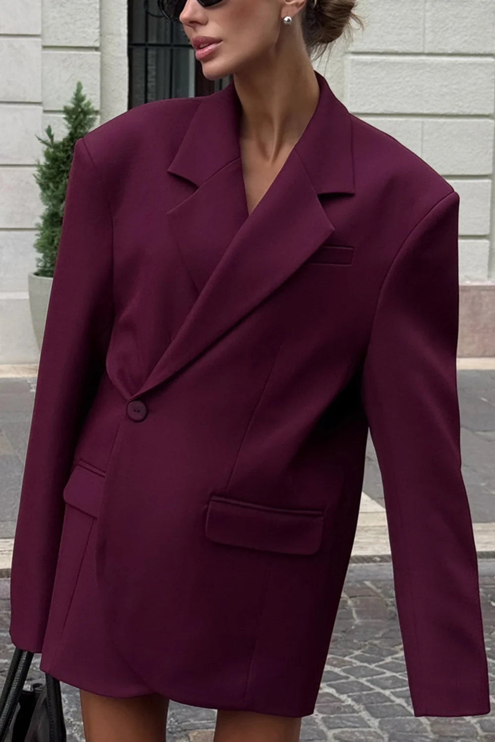 Blazer oversized cor de vinho para mulher, com abotoamento simples e lapelas de bico
