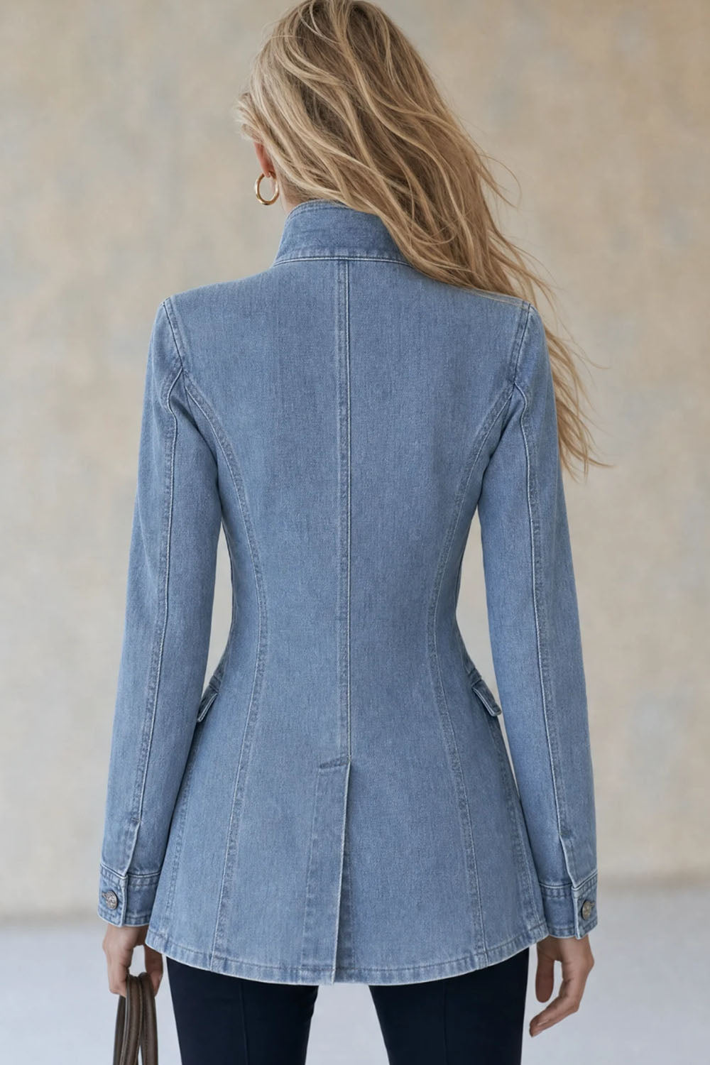 Giacca di jeans da donna dal lavaggio chiaro, aderente e in stile militare, con bottoni decorativi