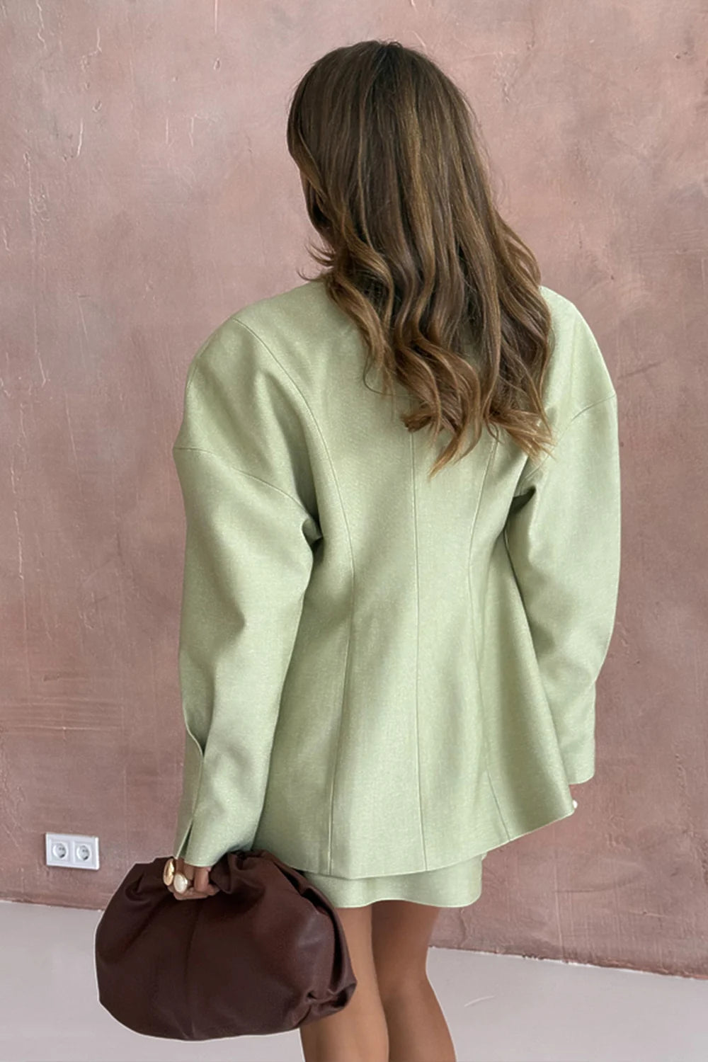 Completo verde salvia due pezzi con blazer incrociato senza colletto e pantaloncini sartoriali