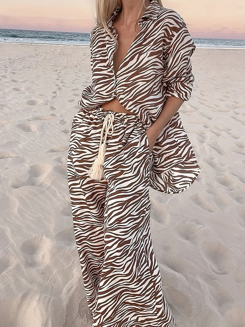 Calças largas com cordão e estampado de zebra, gola aberta com botões