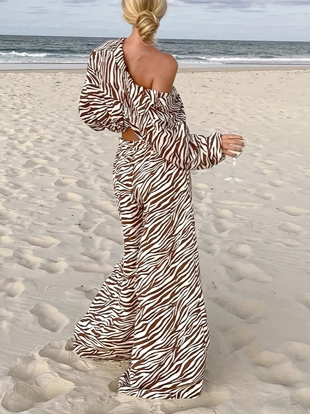 Calças largas com cordão e estampado de zebra, gola aberta com botões