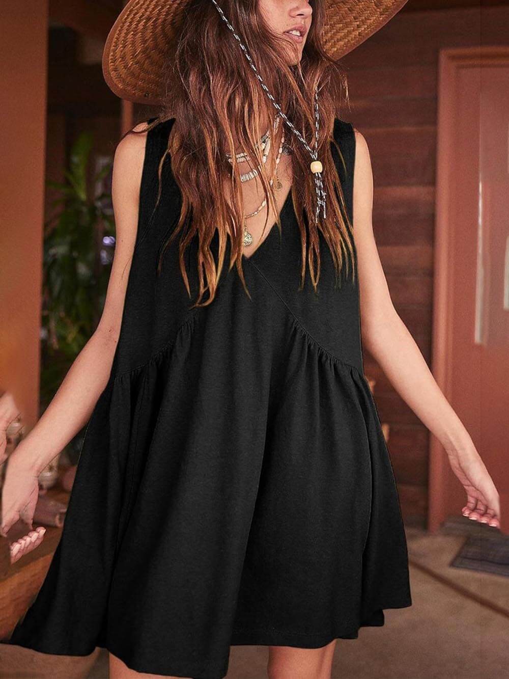 Mini-Trägerkleid mit tiefem V-Ausschnitt und breiten Trägern